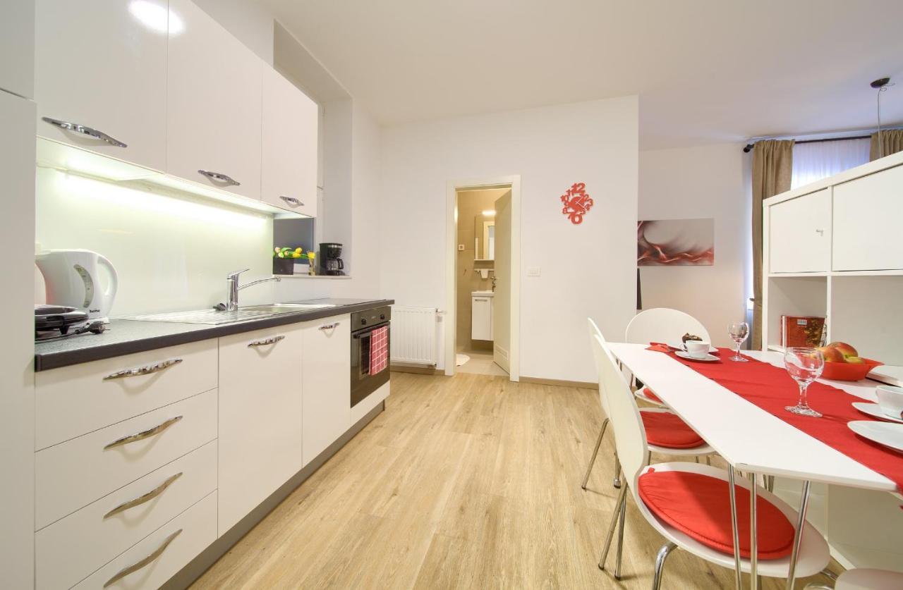 Logo Apartments 5 Min Walk To Main Square ザグレブ エクステリア 写真